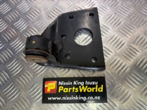 Isuzu D Max TFS85 4WD 2017--> RF Axle Bracket